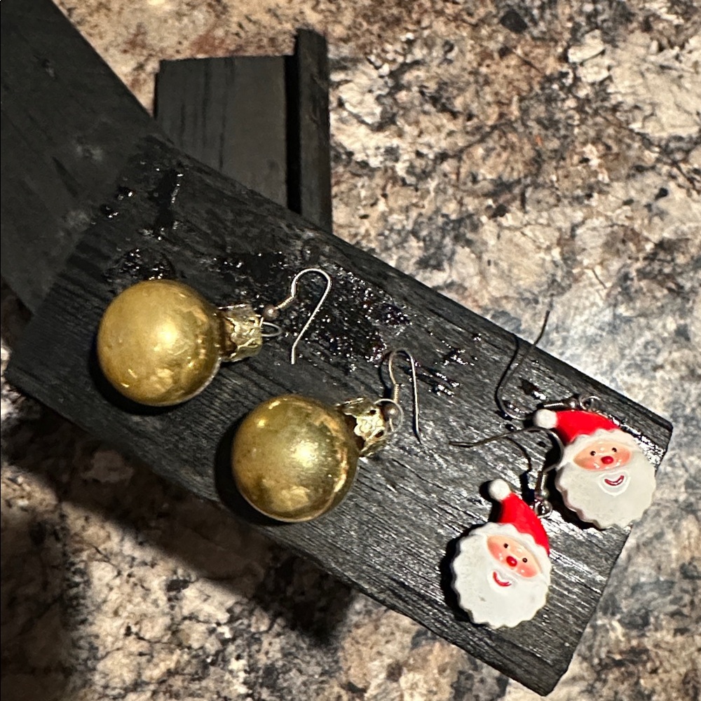 Women’s 2 pair (set) Holiday earrings, ornaments in gold Santa in red &white